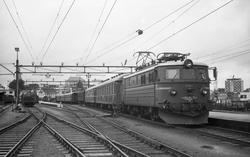Elektrisk lokomotiv El 13 2144 med dagtoget fra Stavanger ti