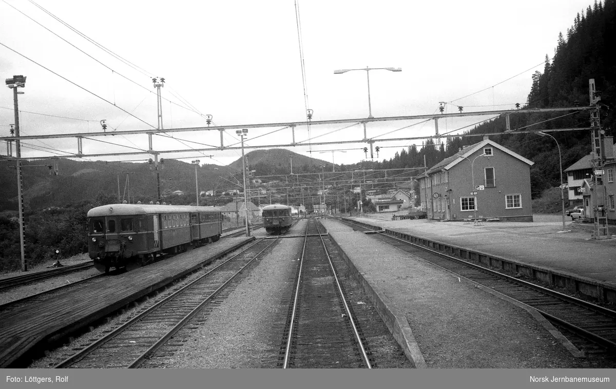 Støren stasjon, sett fra bakerste vogn i persontog fra Oslo Ø til Trondheim, tog 301. I bakgrunnen dieselmotorvogn Bmdo 86 med lokaltog fra Trondheim.