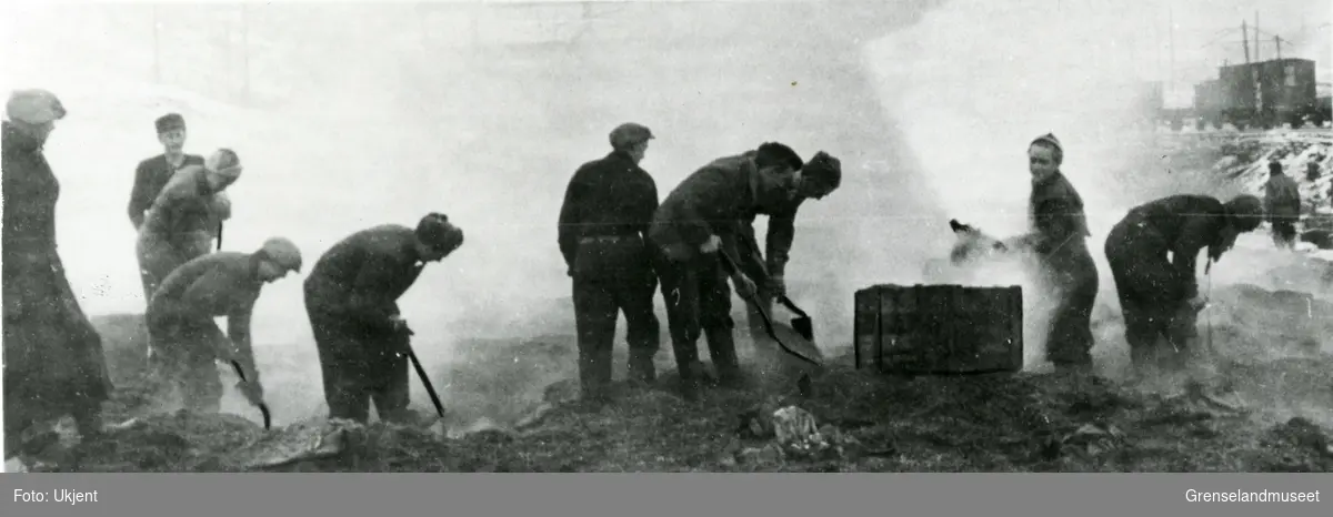 Berging av korn, havre, fra et tysk lager i oktober 1944.