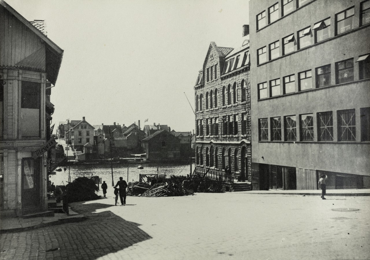 Strandgata - Torgbakken sett mot vest, 1945.