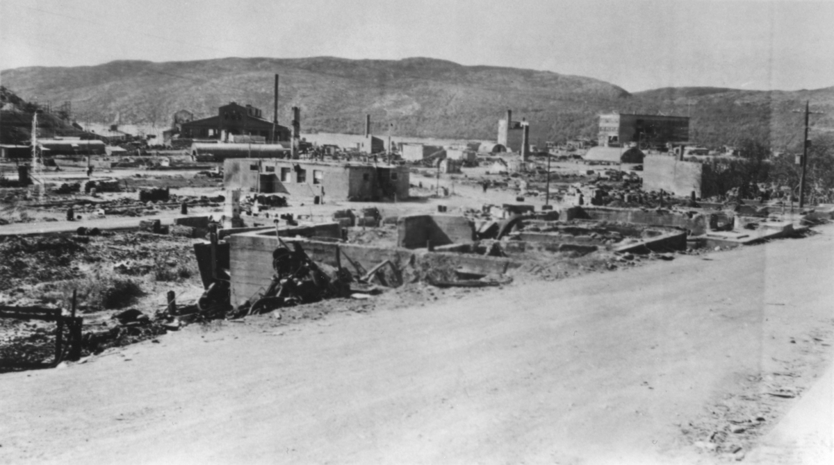 Kirkenes under krigen. Utsikt over en død by etter bombing og brann 4. juli 1944.