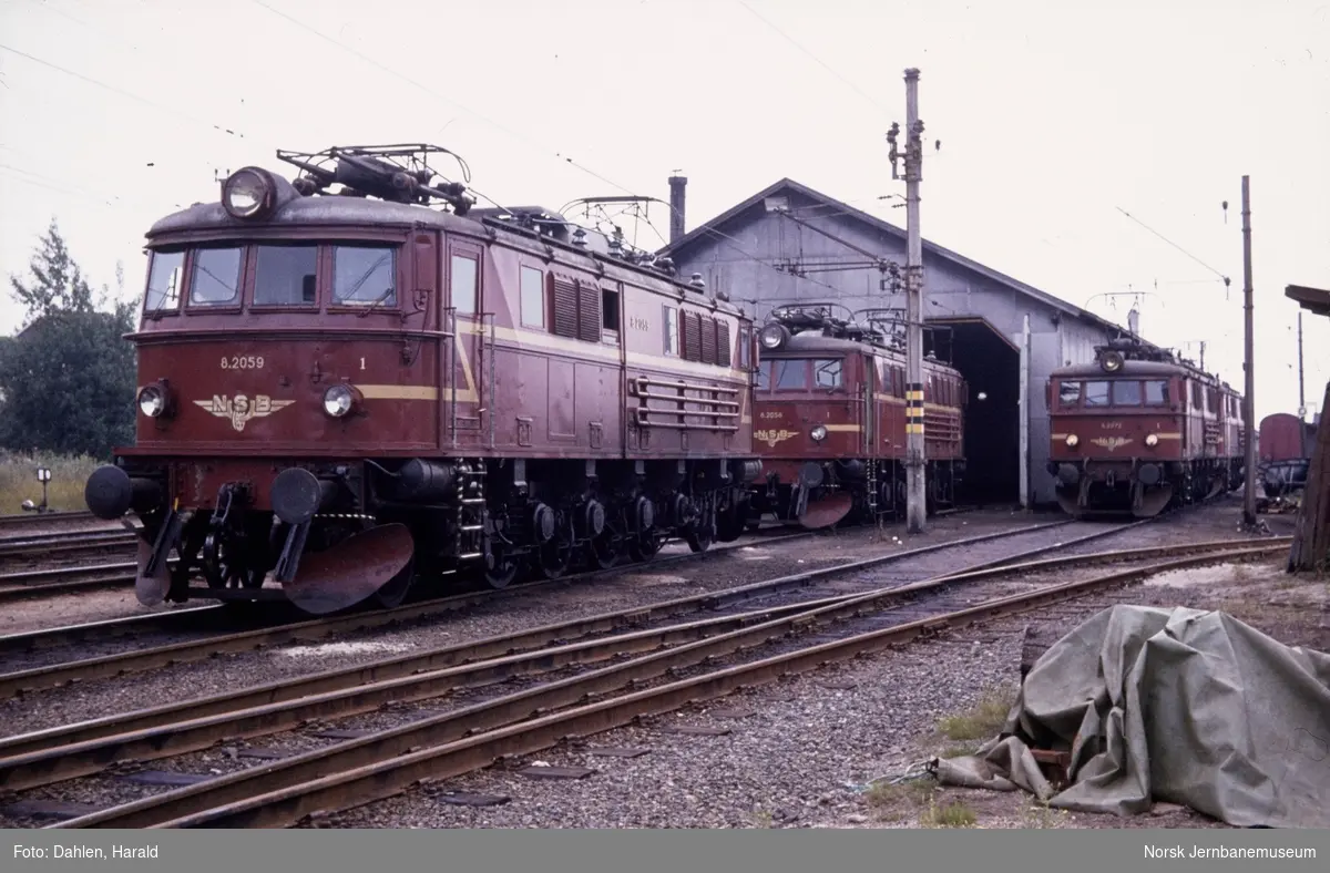 Elektriske lokomotiver type El 8,  El 8 2059 (nærmest), El 8 2058, El 8 2072 og El 8 2072 utenfor lokomotivstallen i Skien.