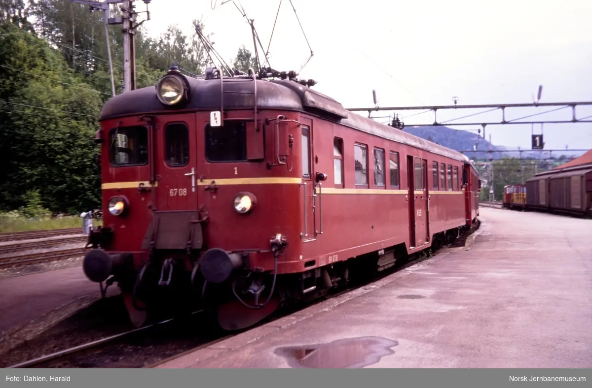 Elektrisk motorvogn BM 67 08 og styrevogn BFS 67 med persontog på Notodden stasjon