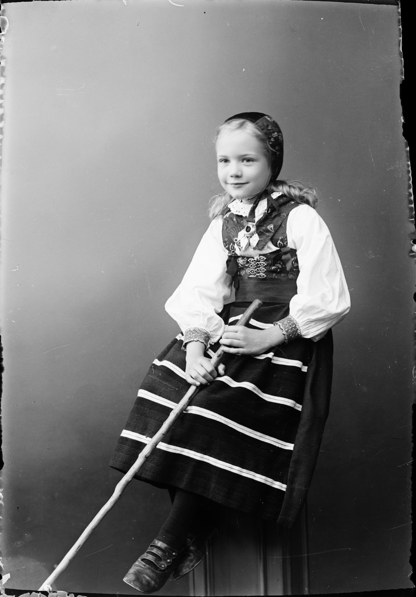 Tyra Edhlund klädd i folkdräkt, Östhammar, Uppland