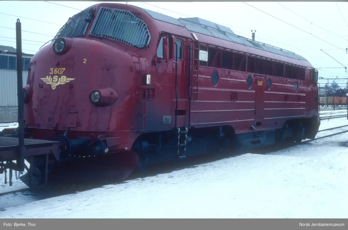 Diesellokomotiv Di 3 607 foran steintog på Hamar stasjon