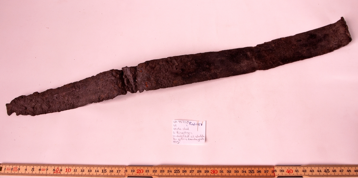 Arkeologist fynd bestående av svärd, brutet, pilspets, nit.