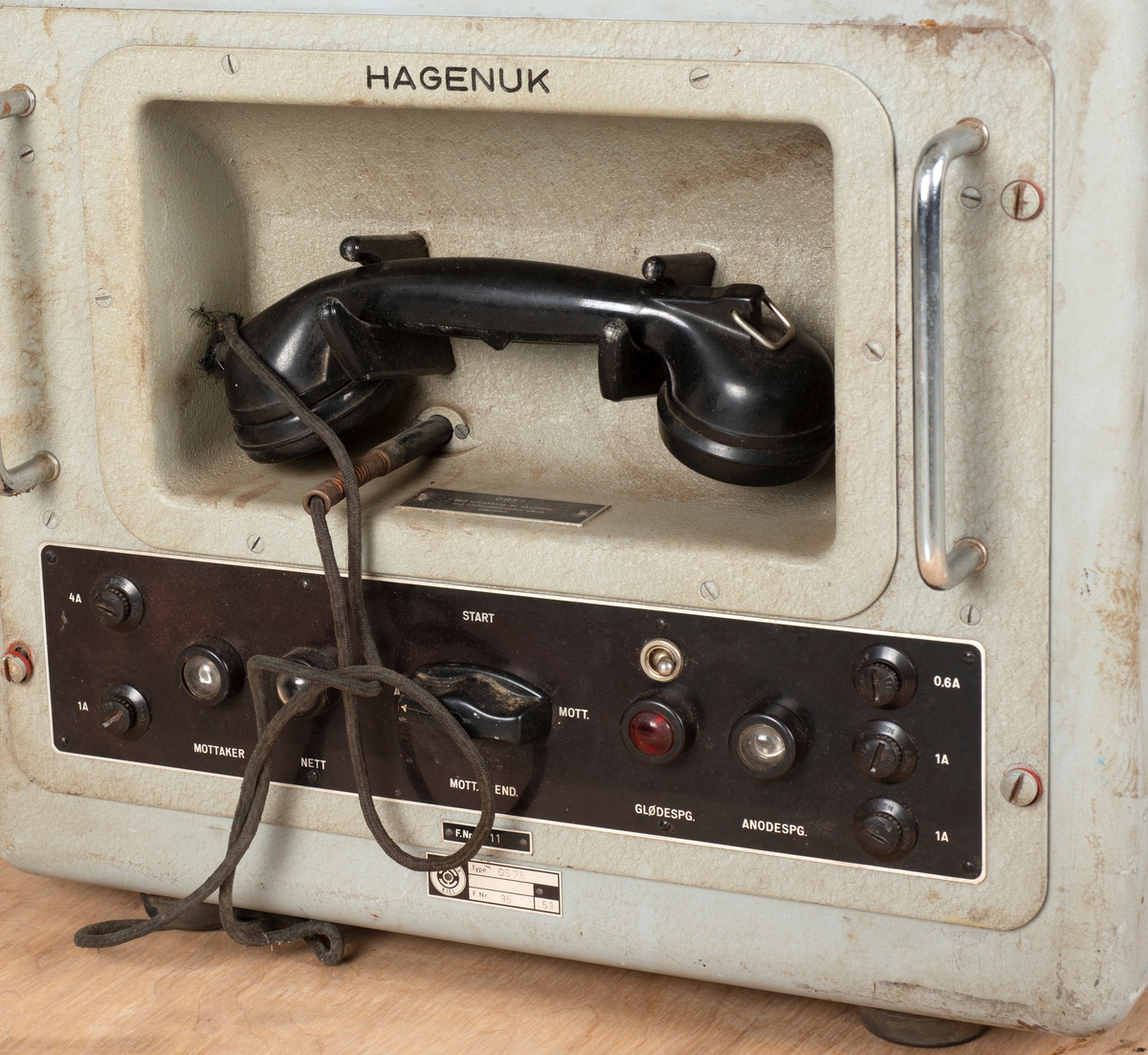 Skipsradio produsert av Hagenuk, Tyskland. 
Skip og fiskefartøy benyttet skipsradioen for kontakt med land.