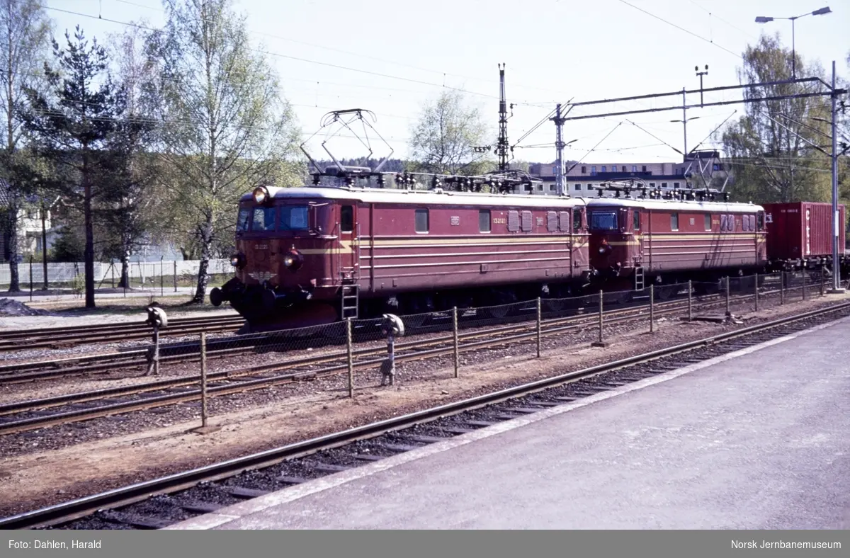 Elektriske lokomotiver type El 13, nærmest 2121, med godstog fra Oslo til Stavanger på Kongsberg stasjon.