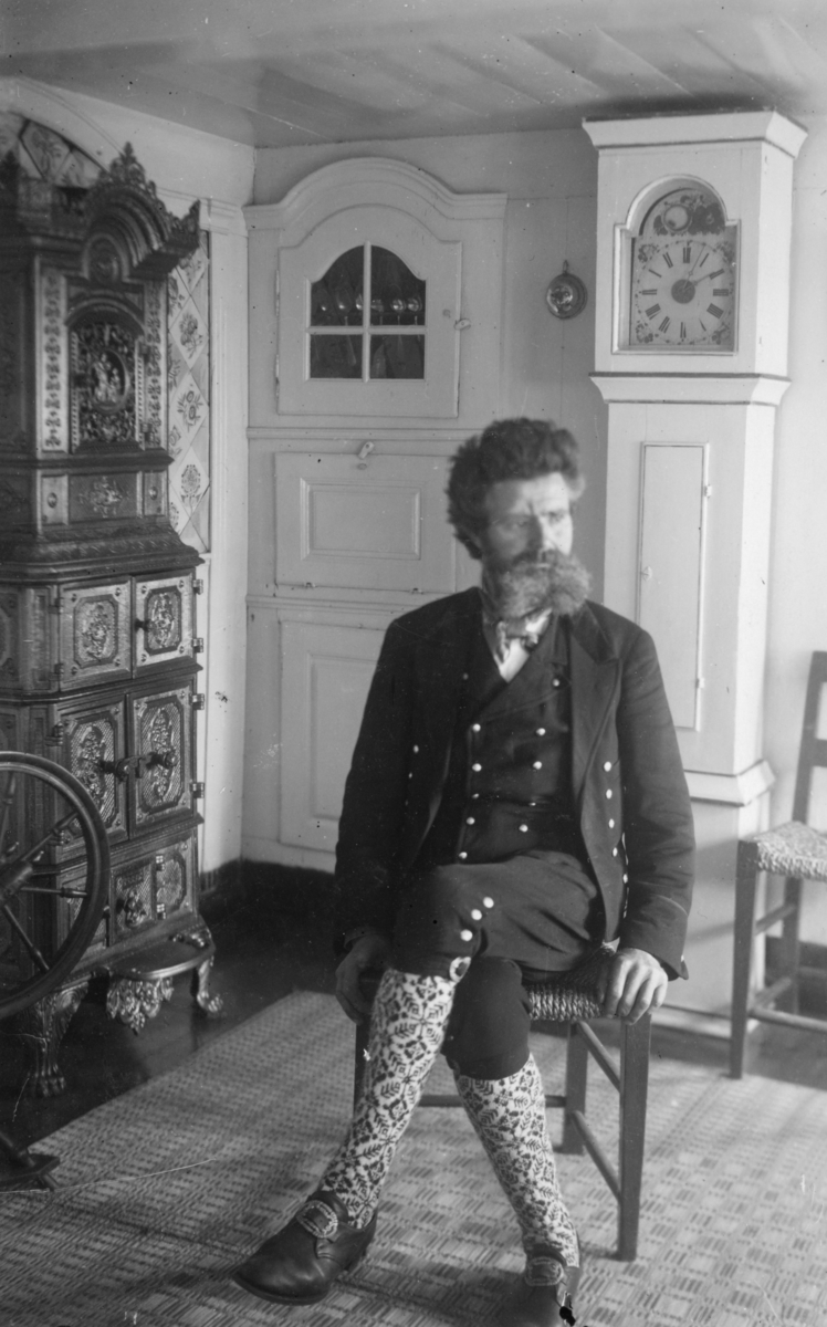 Portrettfotografi av Ingvald Skjeldrup i huset som han bodde i på Gamlem ved Søvik.