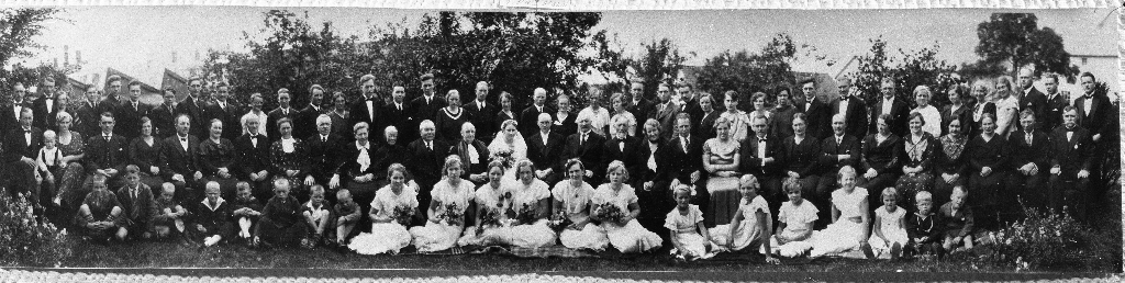 Bryllup på Kverneland i 1934. Brudeparet er Ingeborg f. Kverneland (1908 - ) og Karl Johan Fausa (1897 - ) frå Stranda på Sunnmøre.