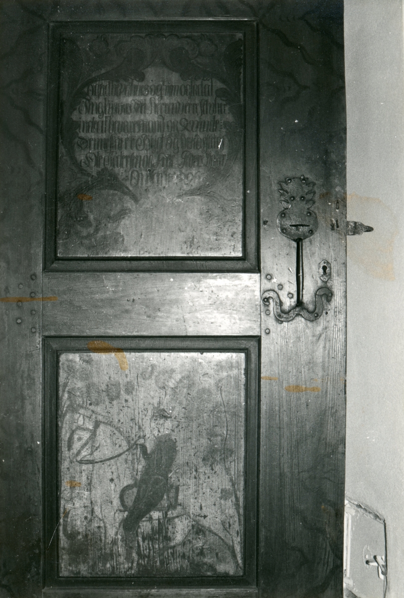 Dokumentasjonsbilder av ei dør i gamlehuset på Opshaug, Stranda.
