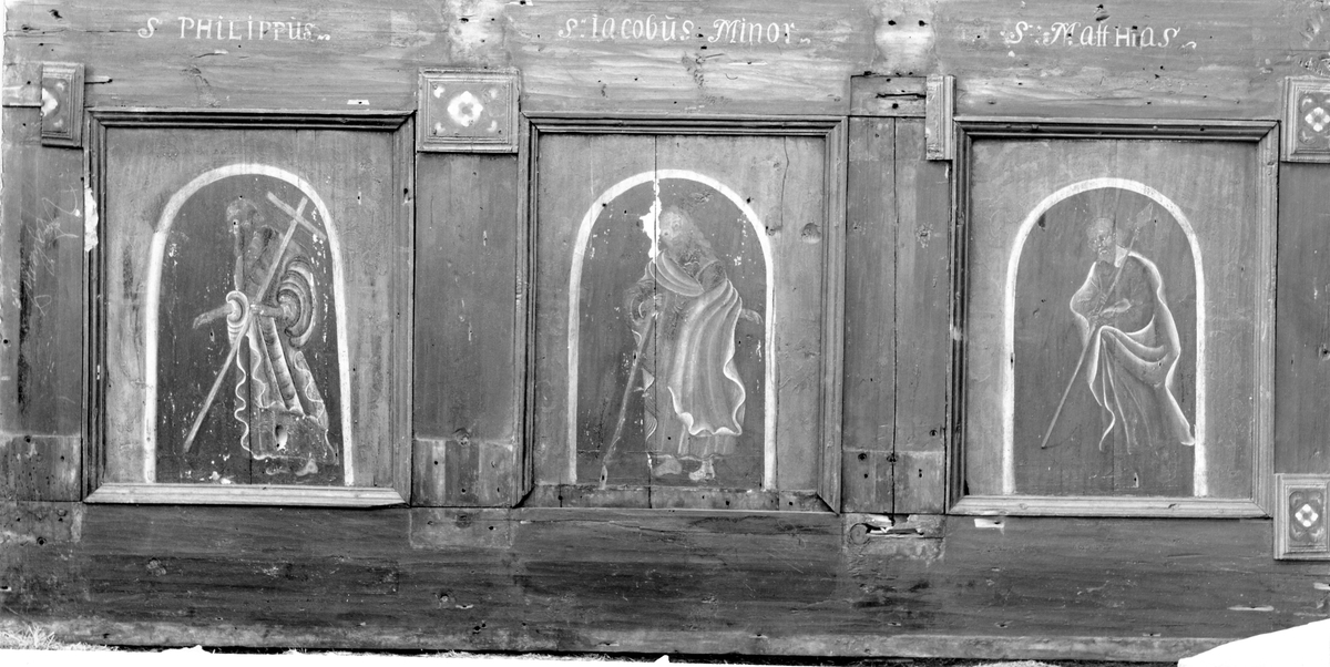 Bemalt galleriskranke fra gammelkjerka på Røros. I hvert sitt felt fra venstre: S. Phillippus, S. Jacobus Minor, S. Matthias
