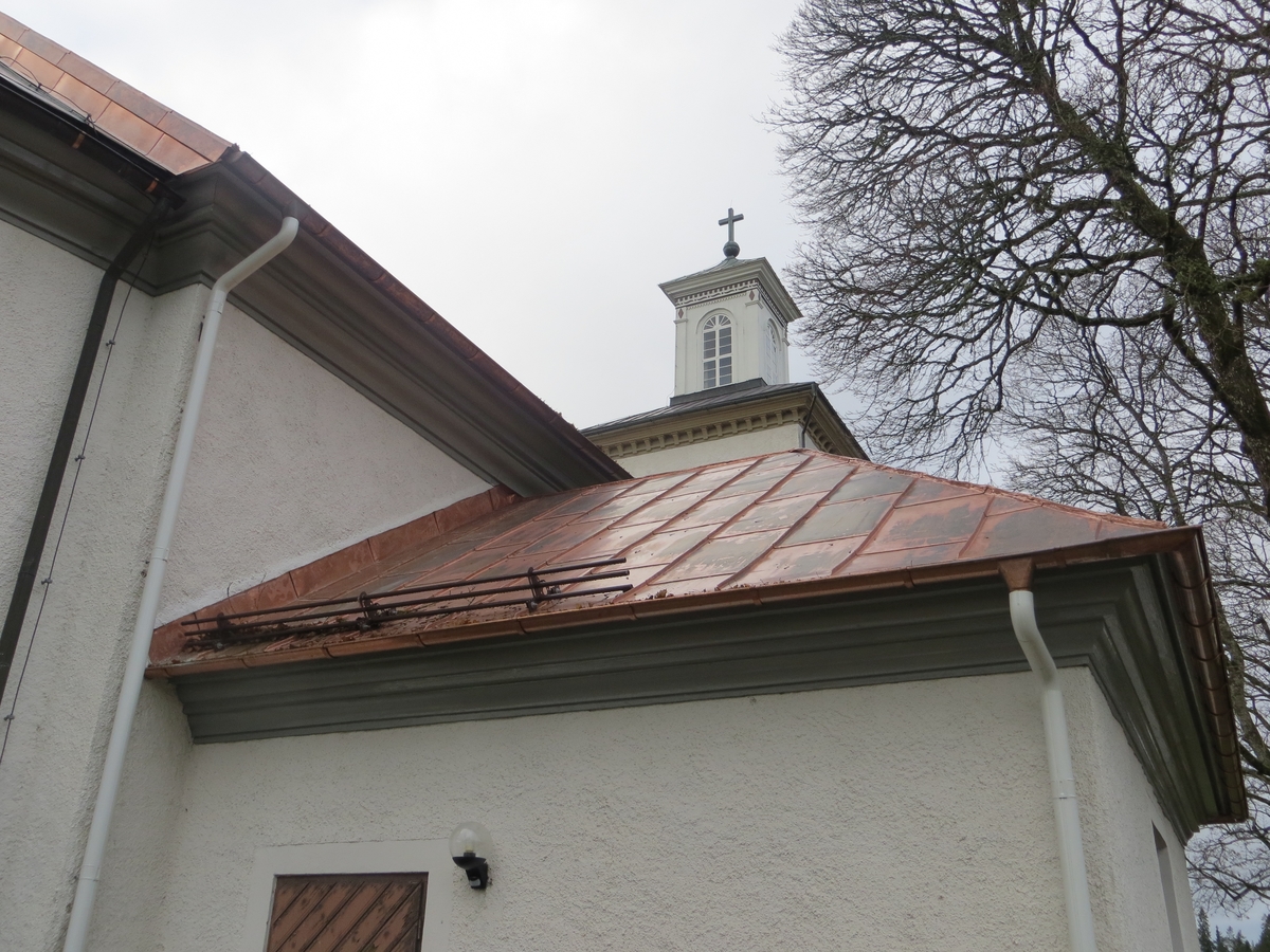 Exteriör av Kållerstads kyrka med nyomlagt tak