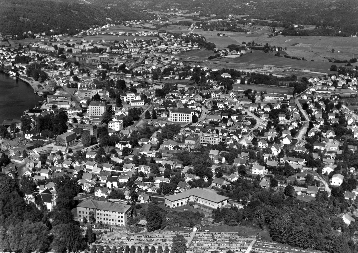 Flyfotoarkiv fra Fjellanger Widerøe AS, fra Porsgrunn Kommune. Bybilde Porsgrunn. Fotografert 27.07.1963 av Edmond Jaquet