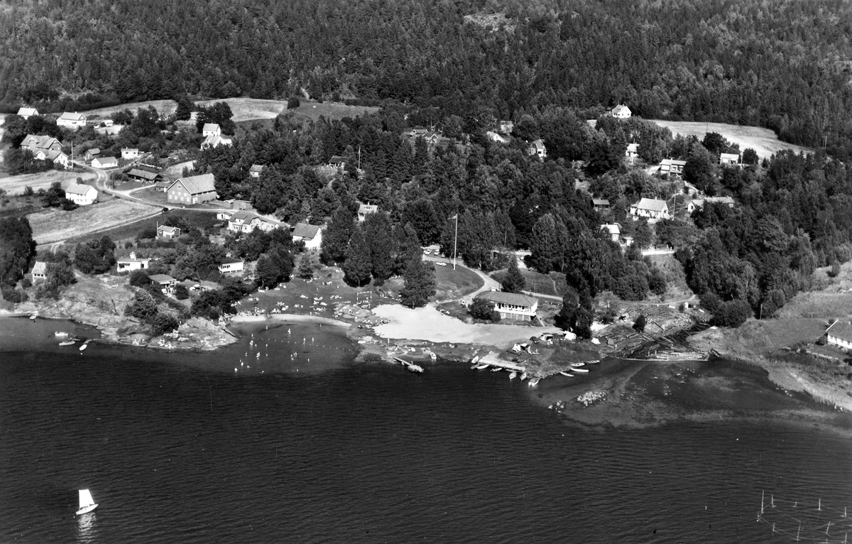 Flyfotoarkiv fra Fjellanger Widerøe AS, fra Porsgrunn Kommune. Røra badeplass, Bergsbygda . Fotografert 27.07.1963 av Edmond Jaquet