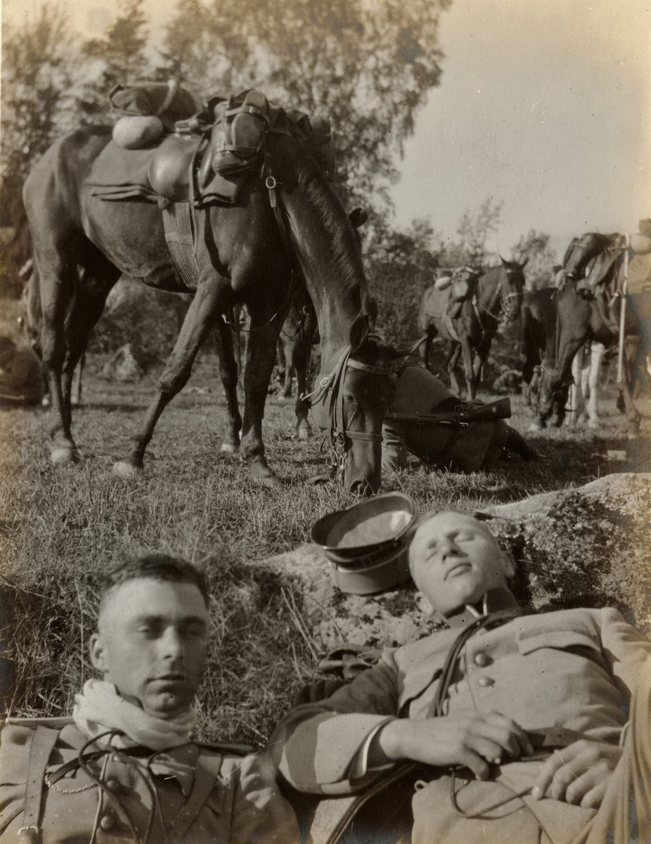 Carl Bernadotte af Wisborg och Carl Eduard Francke vilar vid en rast under Enköpingsmanövern 1914.