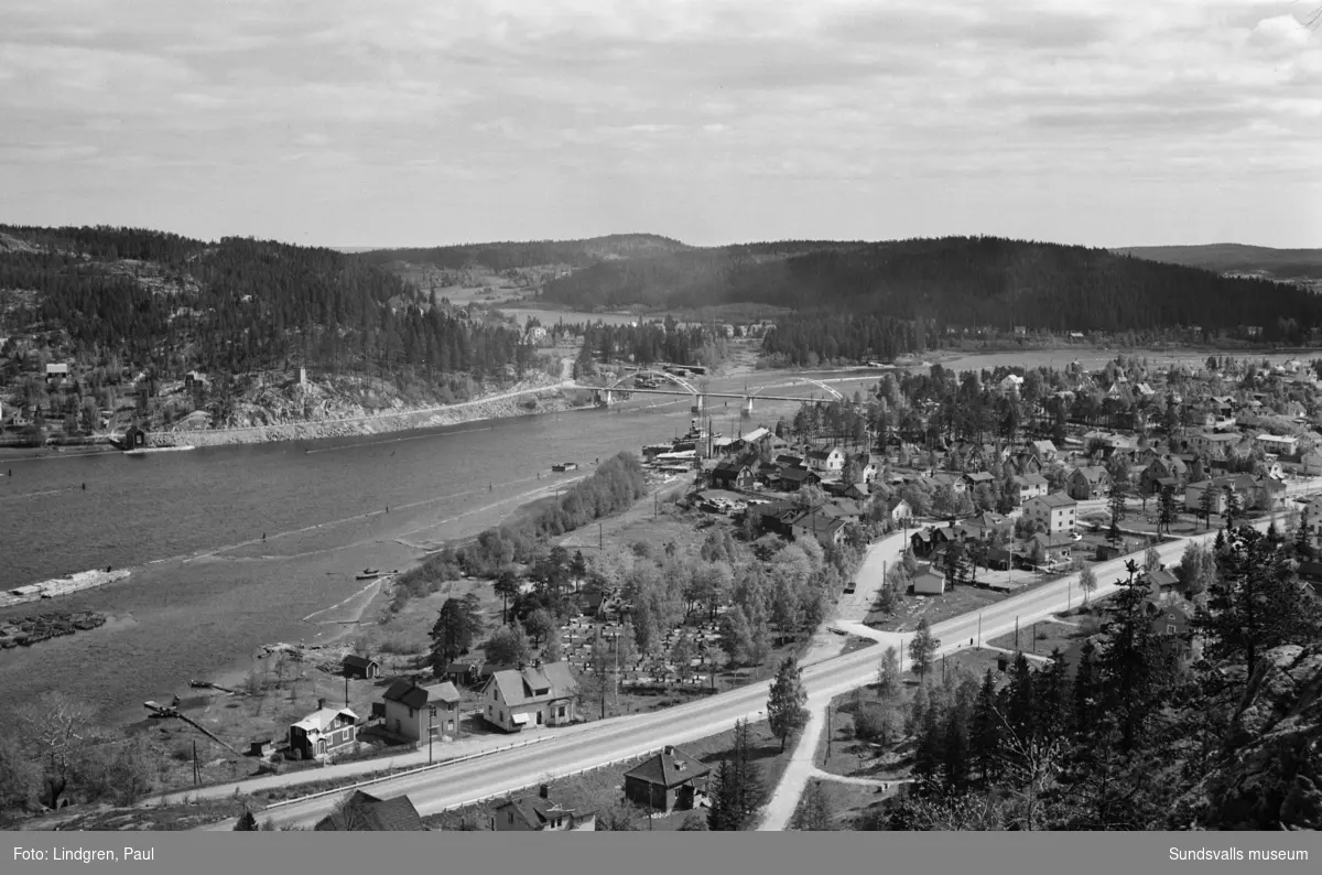 Flygbild med vy över norra delen av Kvissleby mot Essvik samt Harabergsbron. Bron invigdes 1930 och fungerar idag enbart som gång- och cykelväg.