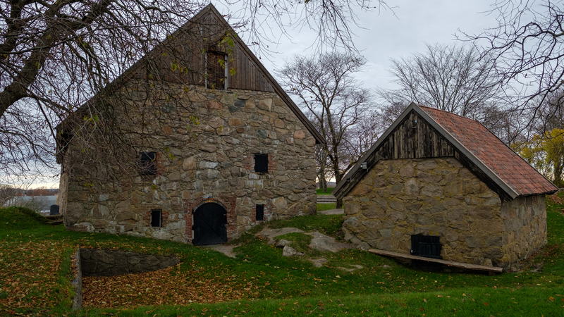 Brønnhuset og proviantmagasinet