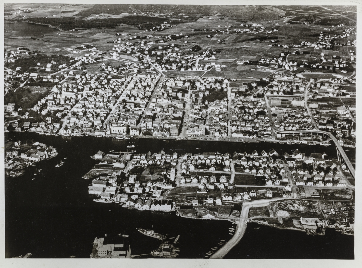 Byen sett mot øst, 1947, fra fly.