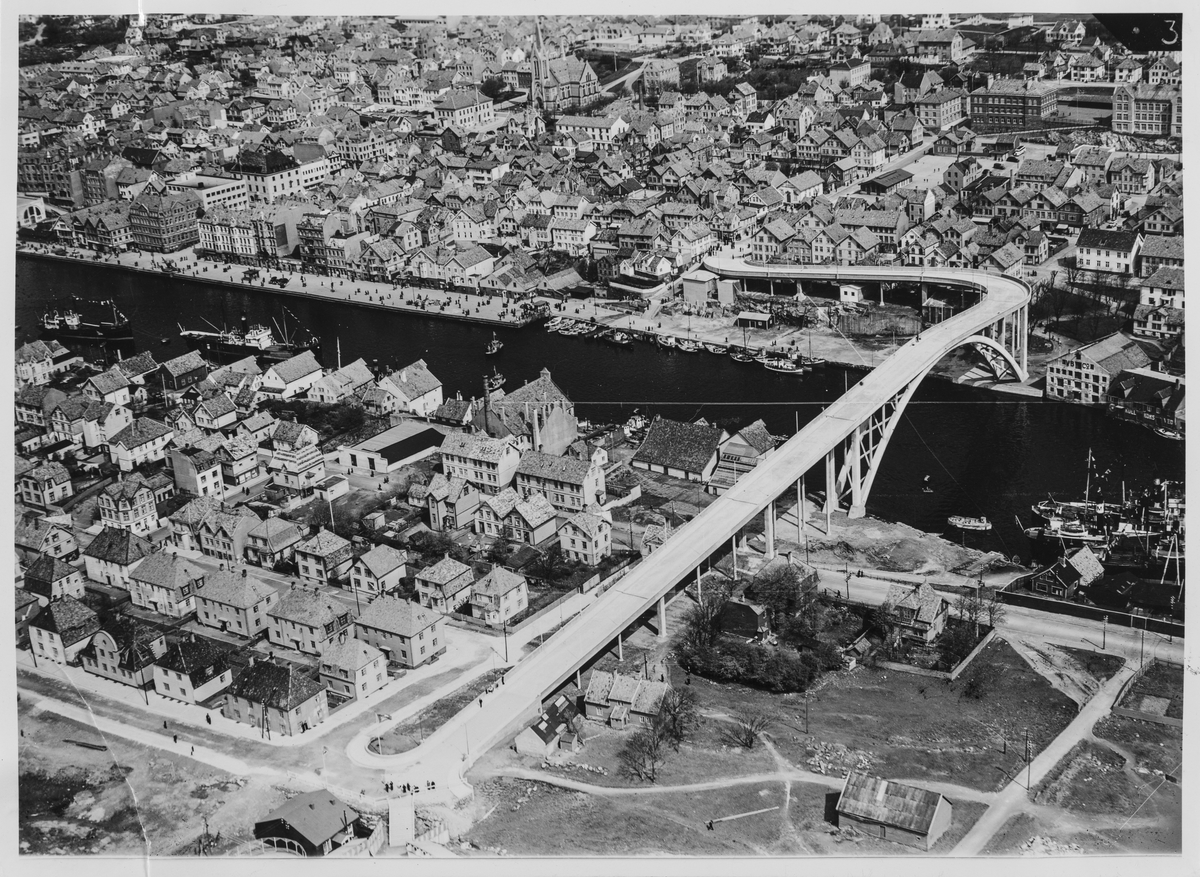 Fugleperspektiv over byen sett mot nordøst, ca. 1947.