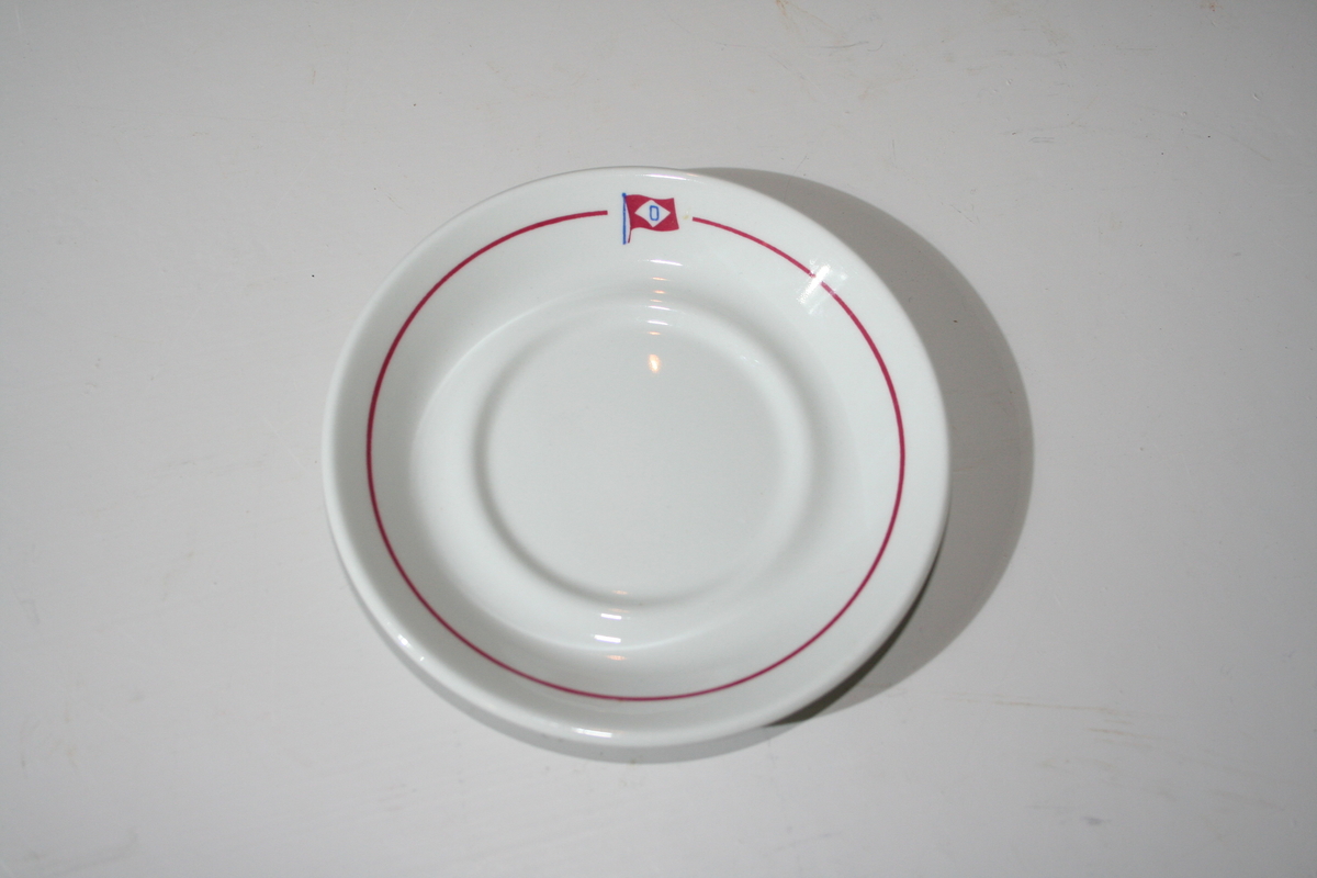 1mm rød stripe 0,8cm fra ytterkant med et lite mellomrom for logo. Tallerkenkanten er 2,0 cm.