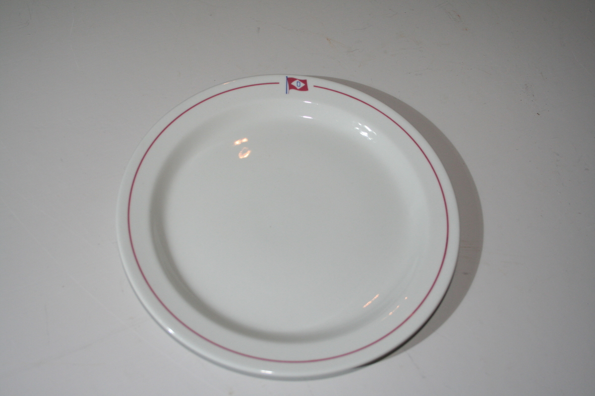 En 1mm rød kant, 0,7 cm fra ytterkant av tallerkenen med et mellomrom for rederiflagget til Ofotents Dampskibsselskap AS. Tallerkenkanten er 2,0 cm bred.