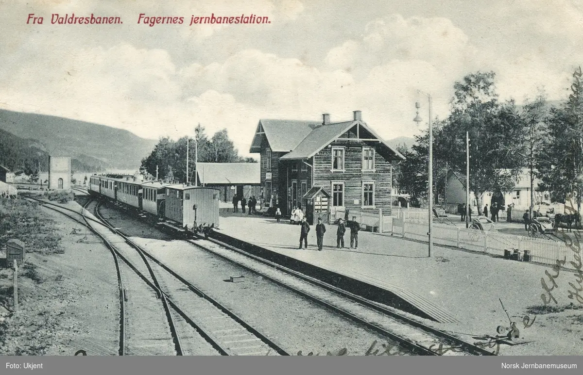 Persontog på Fagernes stasjon på Valdresbanen. Stasjonspersonalet på plattformen