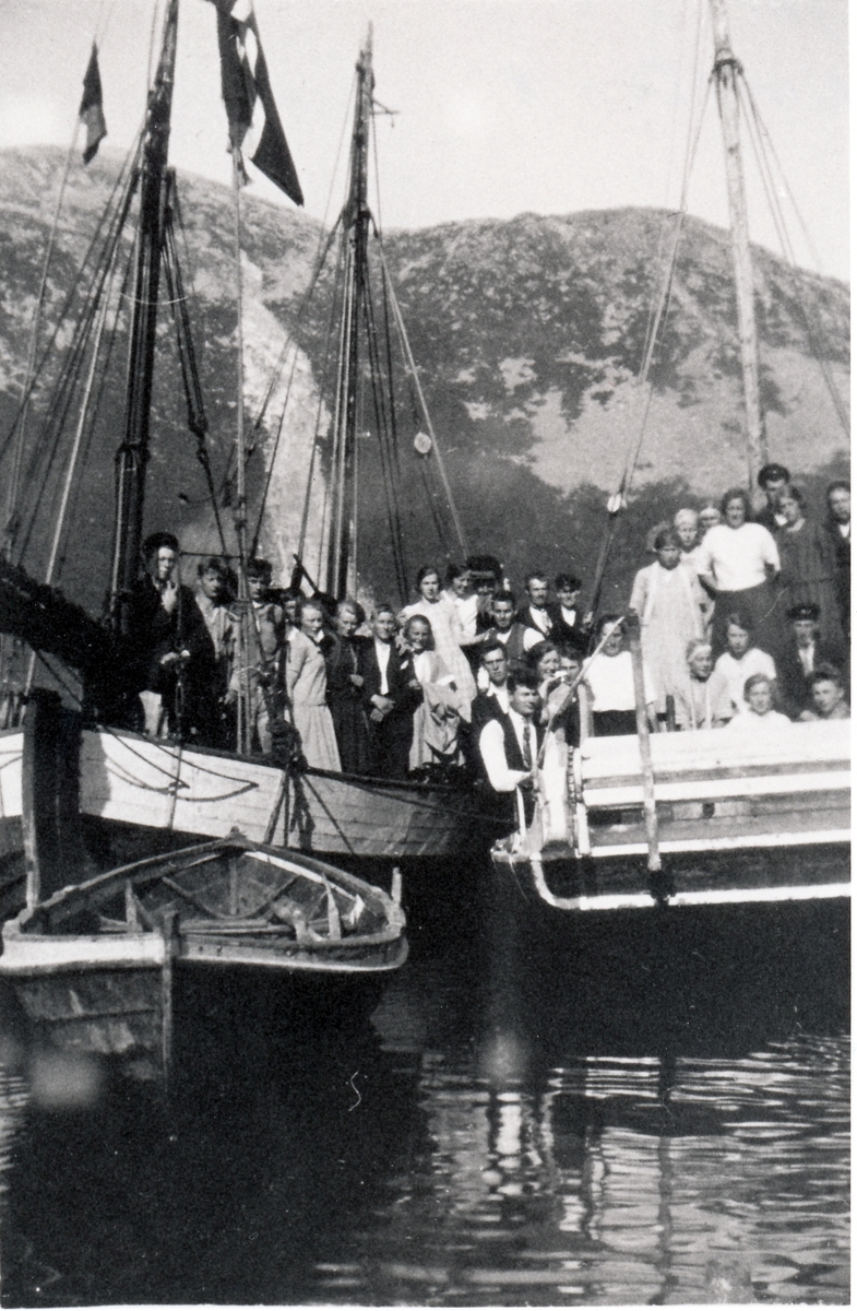 Båter fra Kaldfarnes på kirketur. Torsken 1930-40