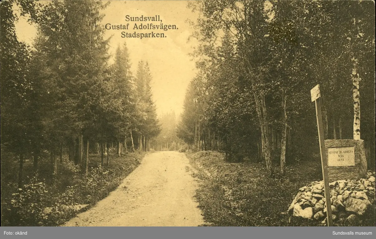 Vykort med motiv över Gustaf- Adolfsvägen i Sundsvall.