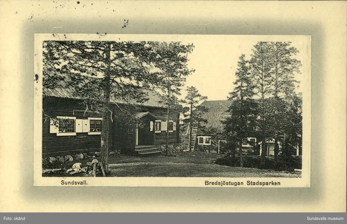 Vykort med motiv över Bredsjöstugan på Norra Stadsberget i Sundsvall.