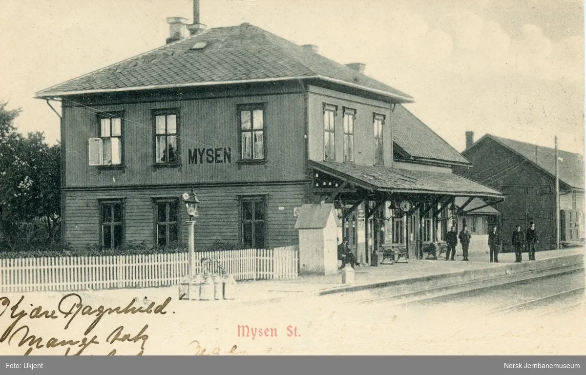 Mysen stasjon på Østfoldbanen, Østre linje. Stasjonspersonale og trolig stasjonsmesteren på plattformen