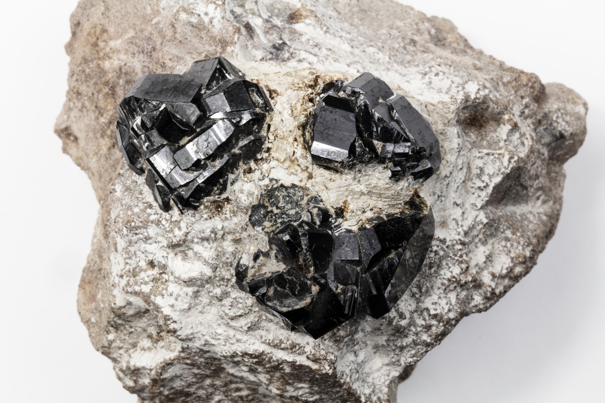 Ett mineral som består av tenndioxid. Mineralet bildar tetragonala kristaller, vanligtvis i svart eller brunt. Detta exemplar kommer från dåvarande Böhmen i Österrike/Ungern och ingår i Adolf Andersohns samling.