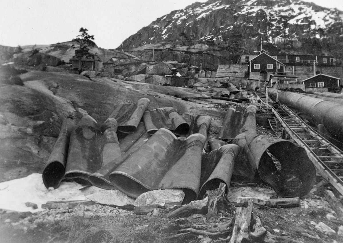 Røyrdelar på svaberga på Lilletopp. Utskifting etter røyrbrotet i 1916.
