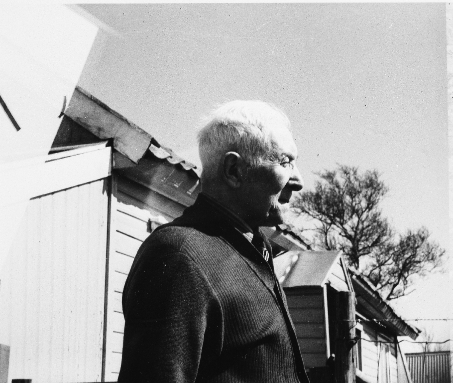 Gabriel Olson Njå (1889 - 1983) på vitjing på Heia, Lye.