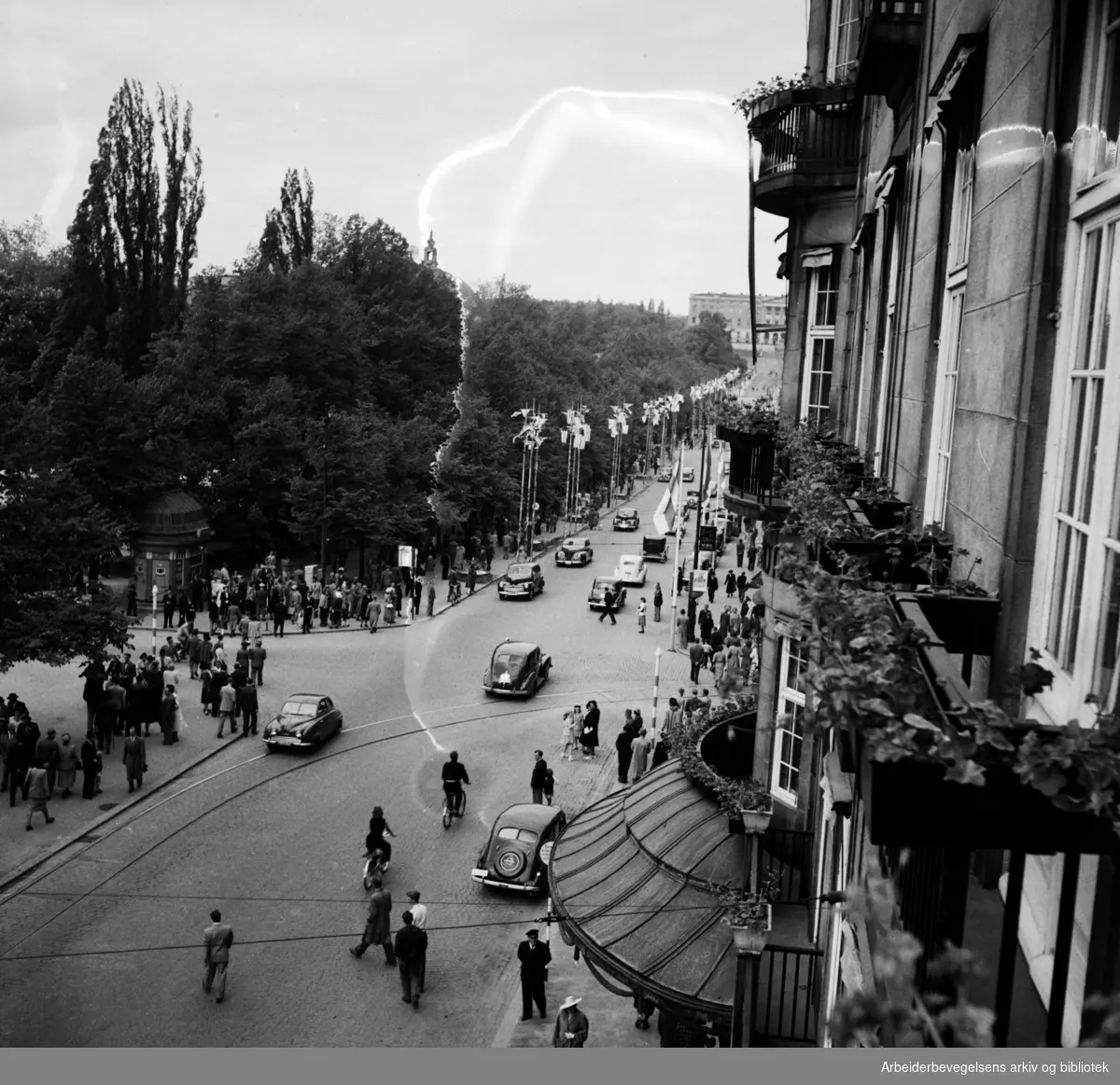 Fra feiringen av Oslo bys 900-års jubileum, mai 1950. Karl Johans gate - Rosenkrantz gate sett fra Grand Hotel. Spikersuppa - Studenterlunden.