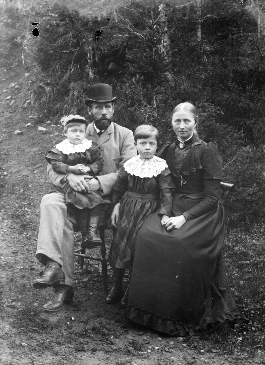Portrett av et ektepar med to barn.