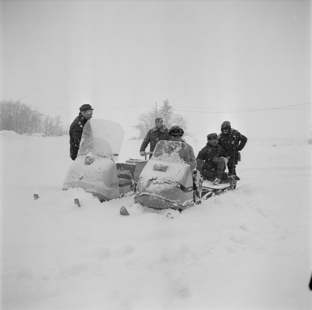 Män på snöskoter, Uppland, februari 1972