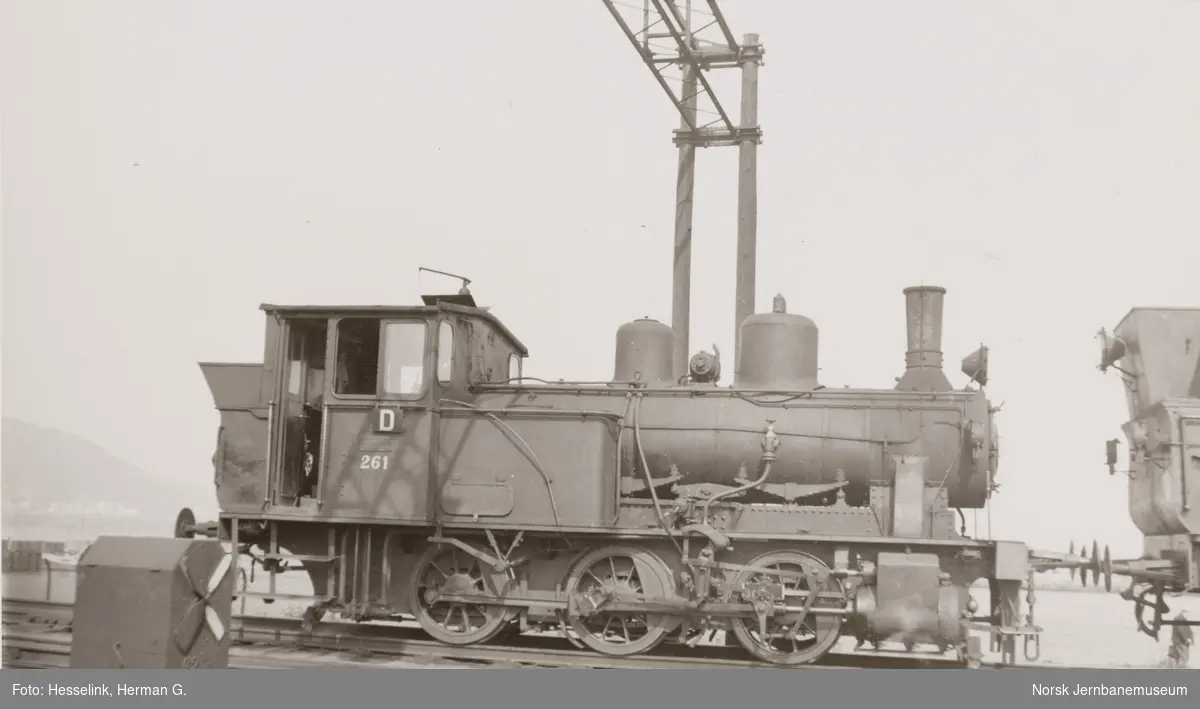 Damplokomotiv type 25a nr. 261 i skiftetjeneste på Trondheim stasjon. Bokstaven D på førerhytten betyr at lokomotivet ble benyttet til skifting av godsvogner