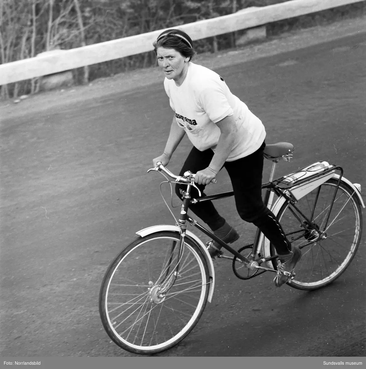 "Stålmormor Elvira" på sin cykel i samband med Sverigeloppet 1959.