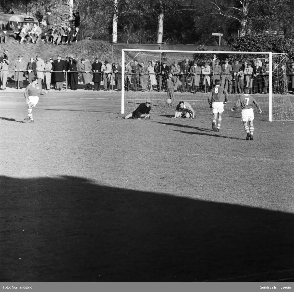 Fotbollsmatch GIF-Marma 1954. Lagbild samt matchbilder.