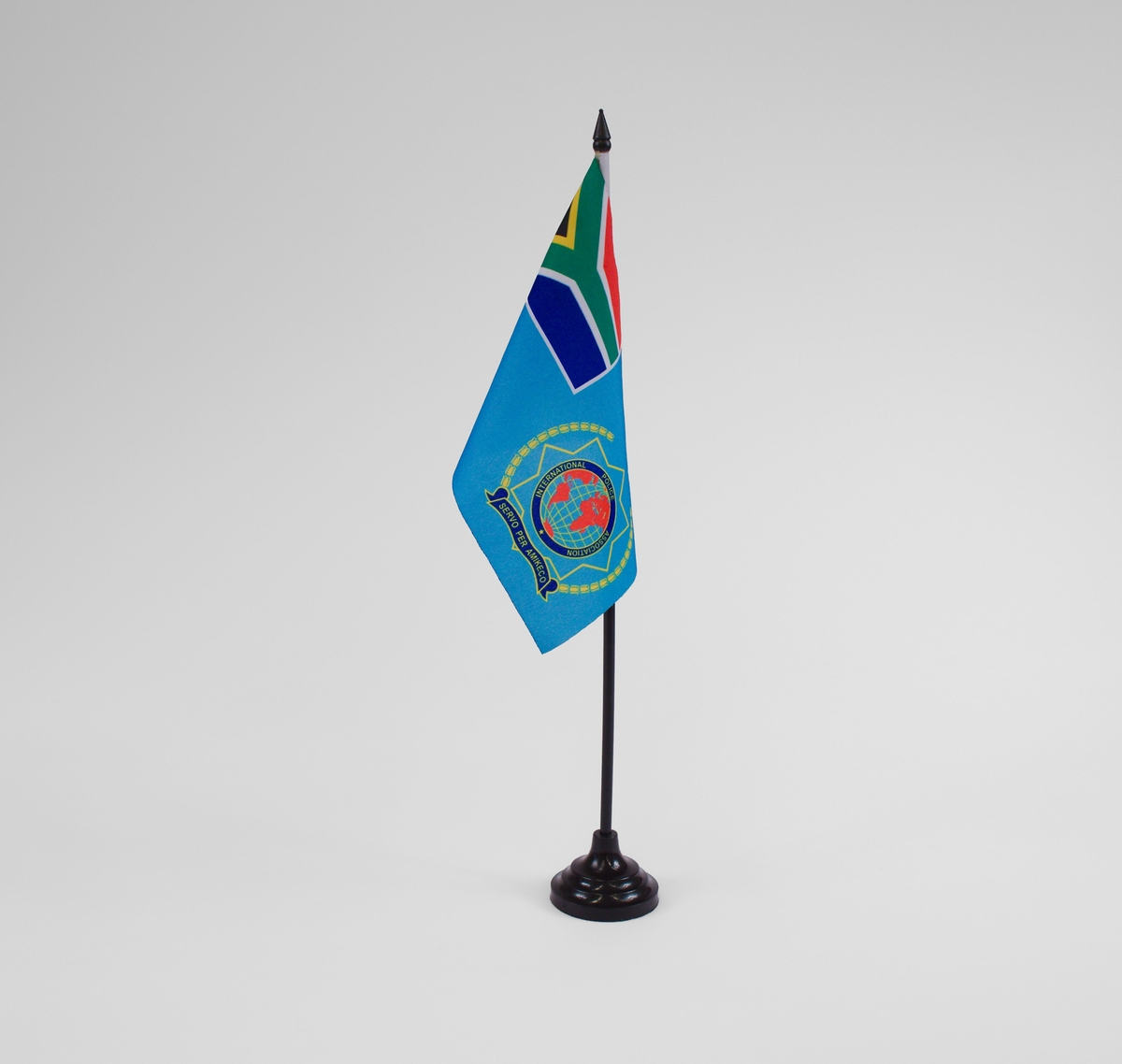 Sort flaggstang med blått flagg. Det blå flagget avbilder både IPAs logo og Sør-Afrikas flagg.