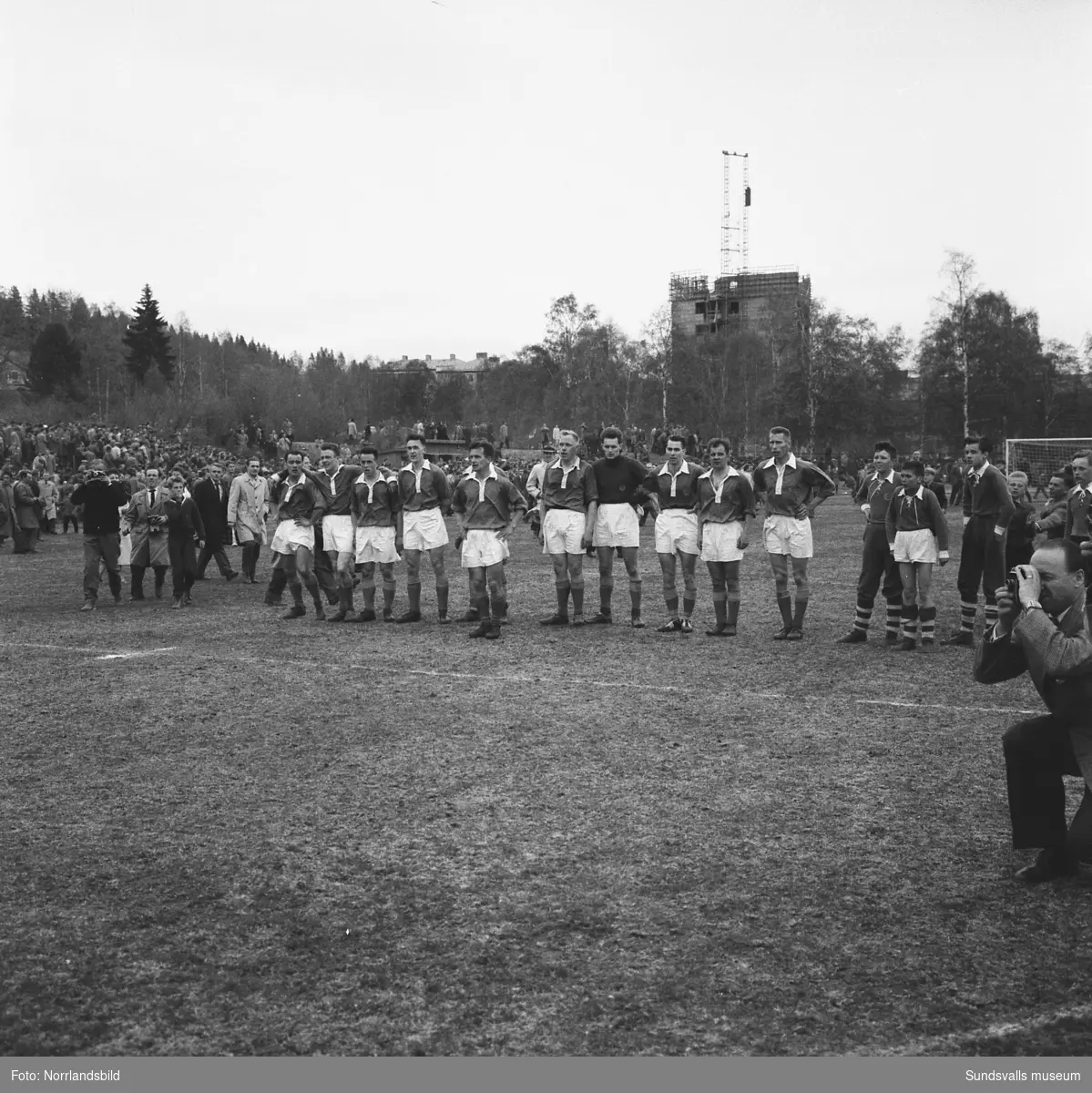 Publiken strömmade till Idrottsparken då GIF Sundsvall mötte Eskilstuna i klubbens första kval till högsta serien 1957. Matchen slutade 1-1 och publiksiffran var imponerande 11000.