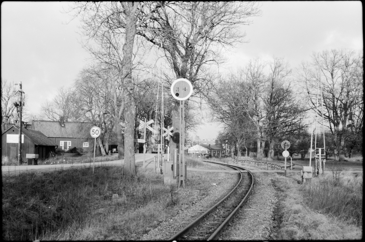 Plankrosning i Mariefred, sedd i riktning mot Mariefreds station, Östra Södermanlands museijärnväg.