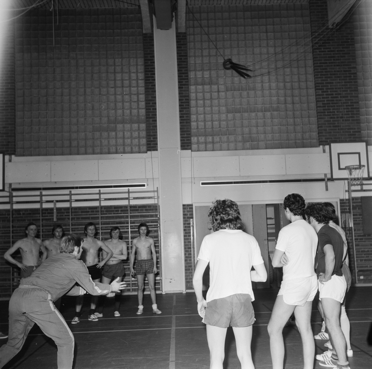 Orvar instruerade bollspelare i Tierp, Uppland, mars 1972