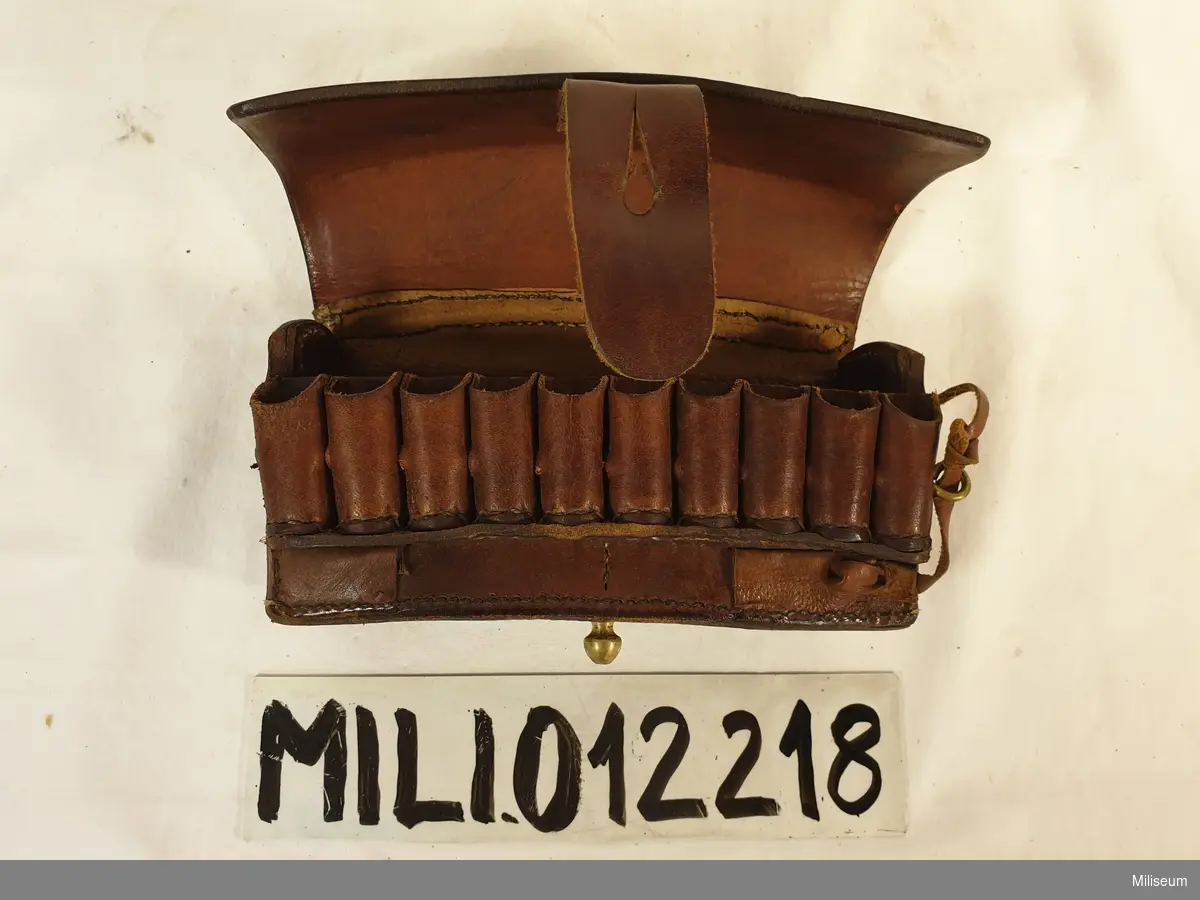 Ammunitionsväska m/1875 av läder.