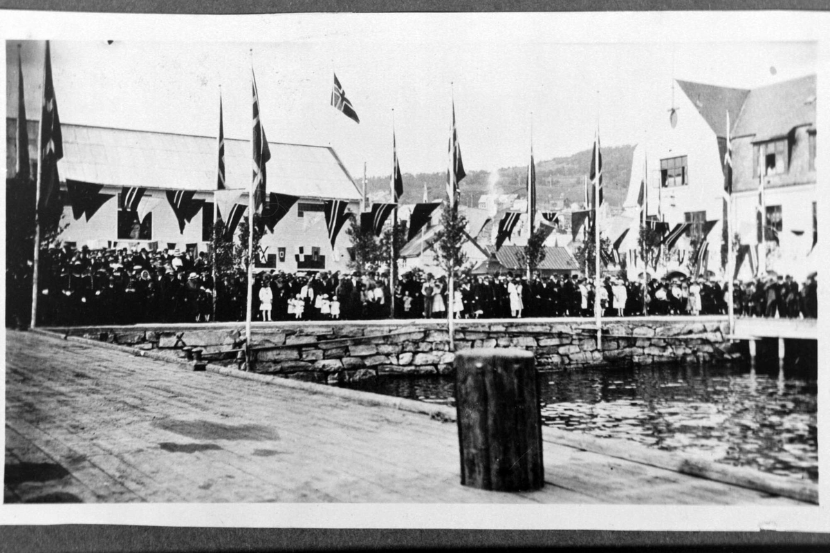 Tilskuere på dampskipskaia i forbindelse med kongebesøk i 1922.
