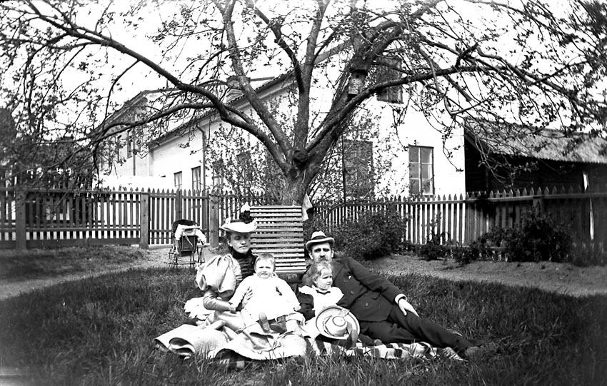 Familjen Oest i trädgården, Västmanland.