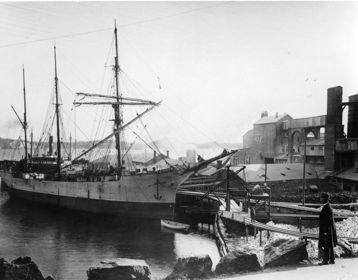 Karbidfabrikken på Stilnestangen. Ligger seilskute ved lasteramper. Ca.1900