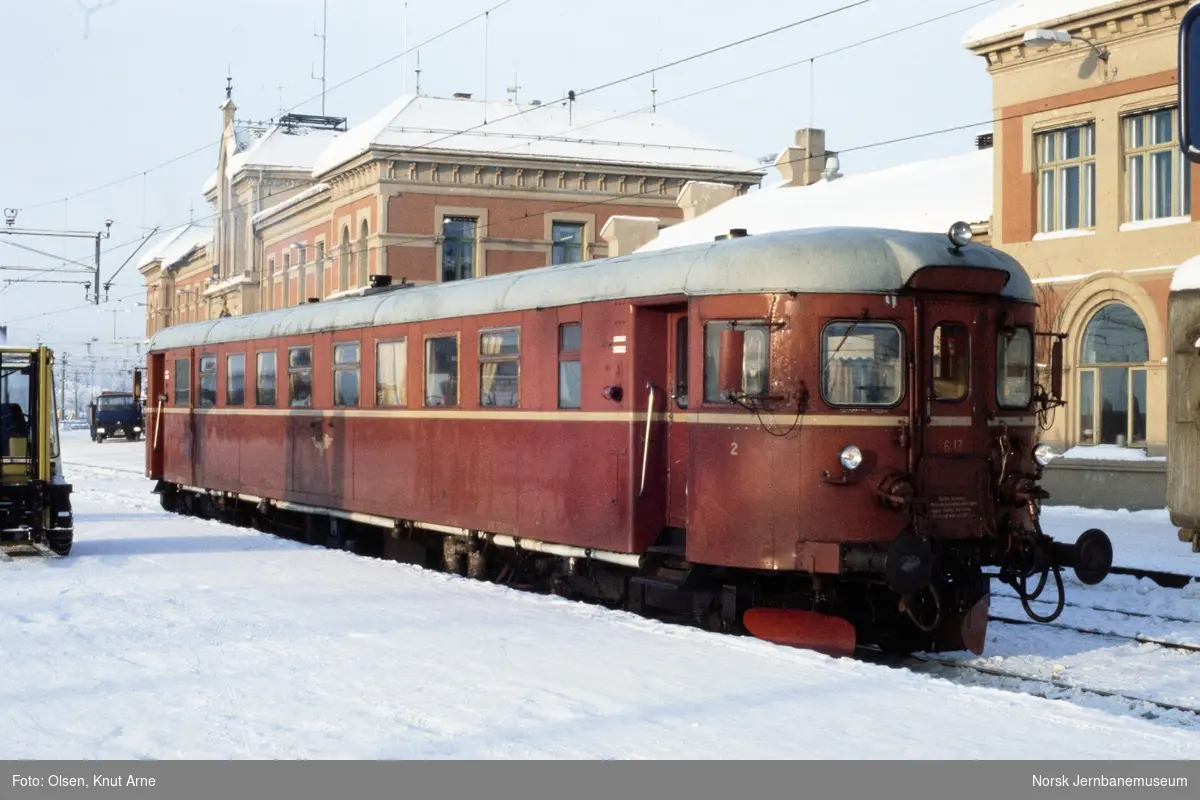 Dieselmotorvogn BM 86 12 på Hamar stasjon