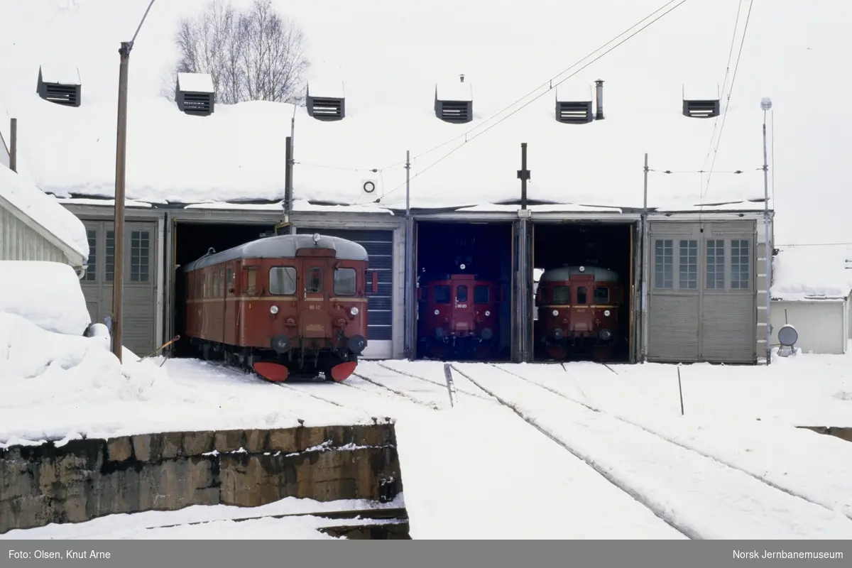 Dieselmotorvognene BM 86 12, BM 86 20 og BM 86 25 i lokomotivstallen på Kongsberg stasjon